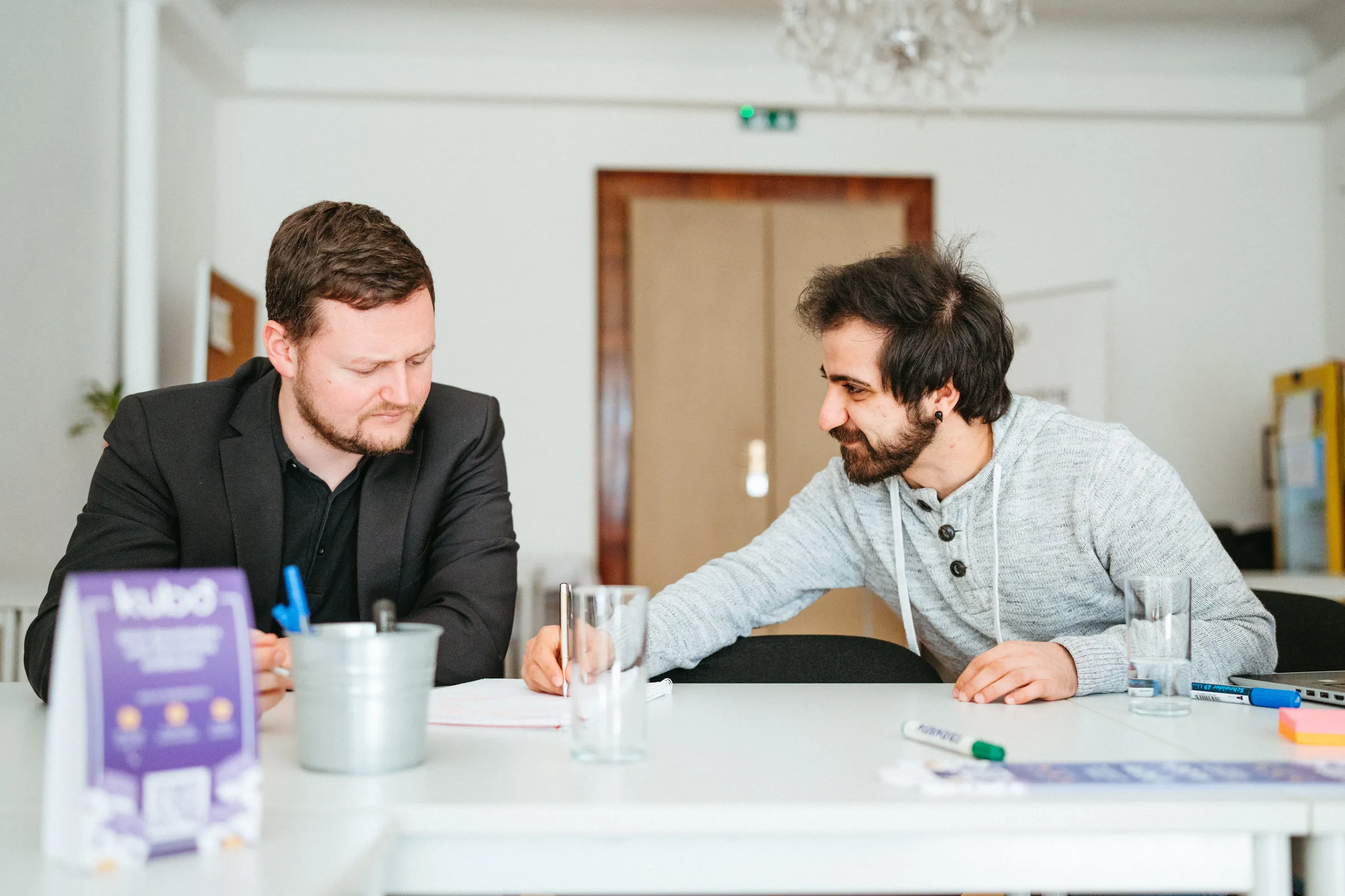Zwei Entwickler von itell.solutions besprechen die Planung eines Projekts