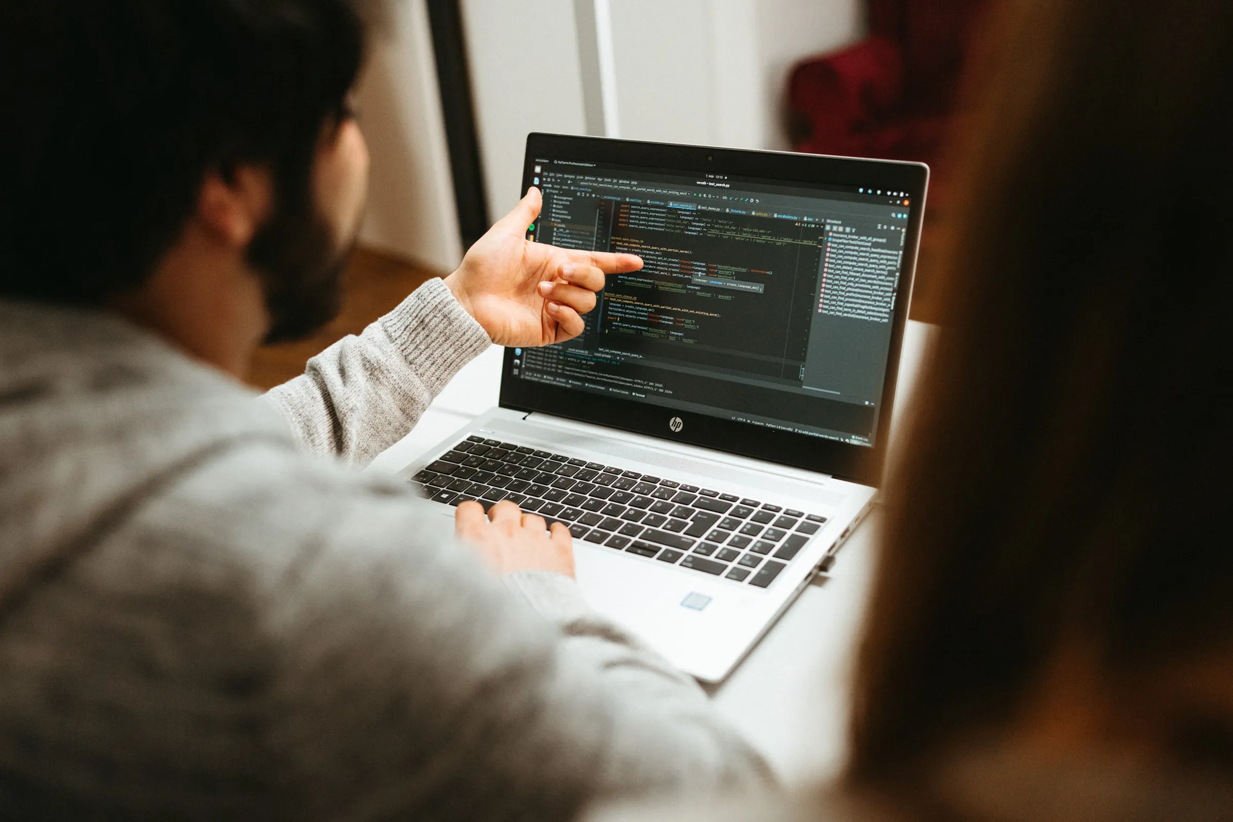 Laptop mit Quellcode einer bestehenden Softwarelösung