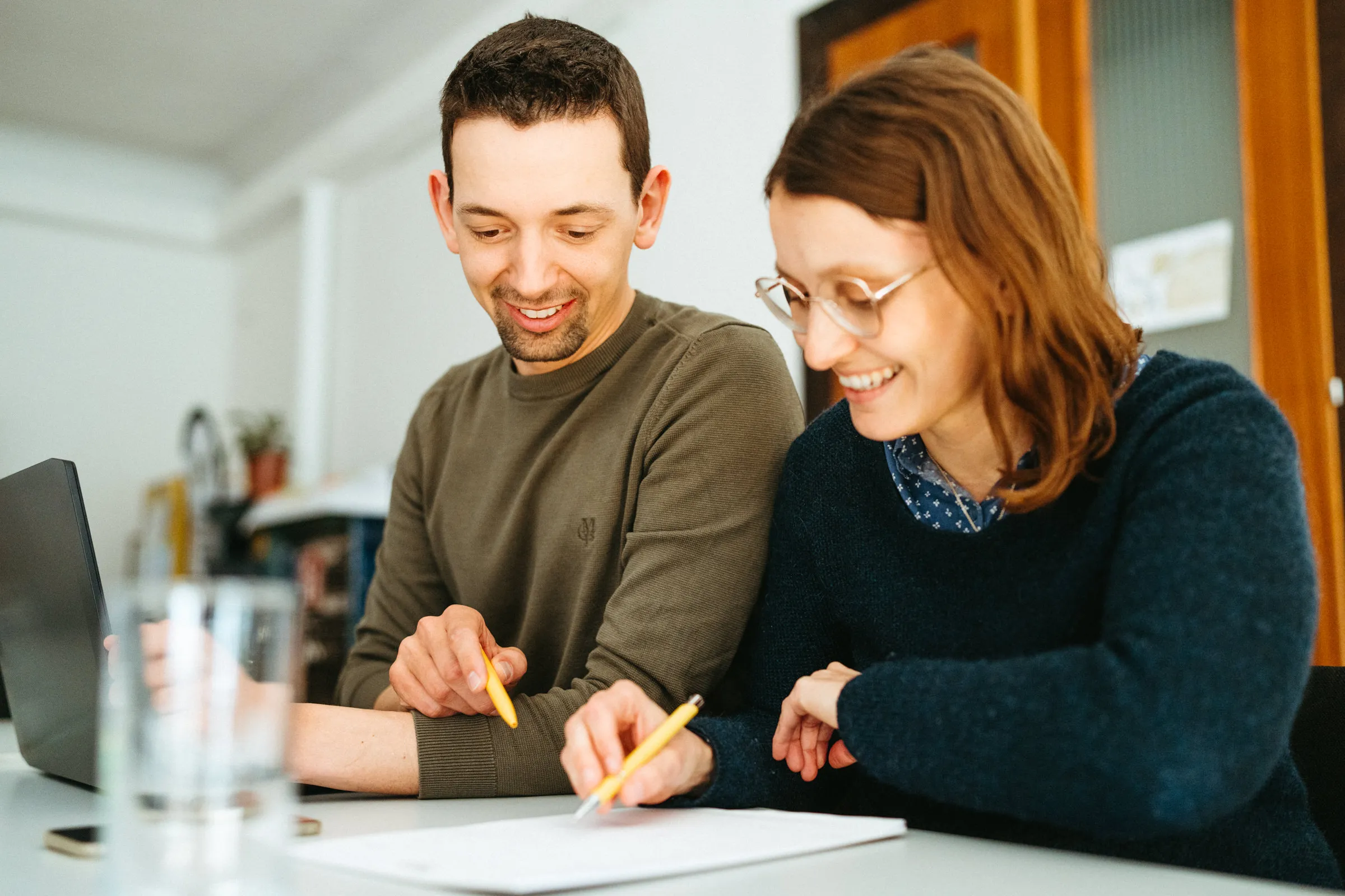 Ein itell.solutions Mitarbeiter hört einem Kunden im Gespräch zu