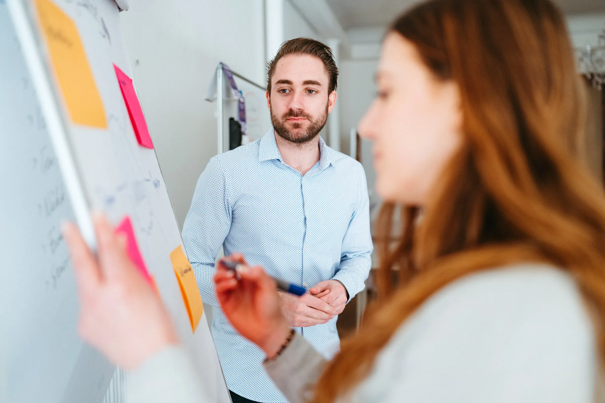 Workshop-Teilnehmer betrachtet ein Whiteboard mit Projektplanung